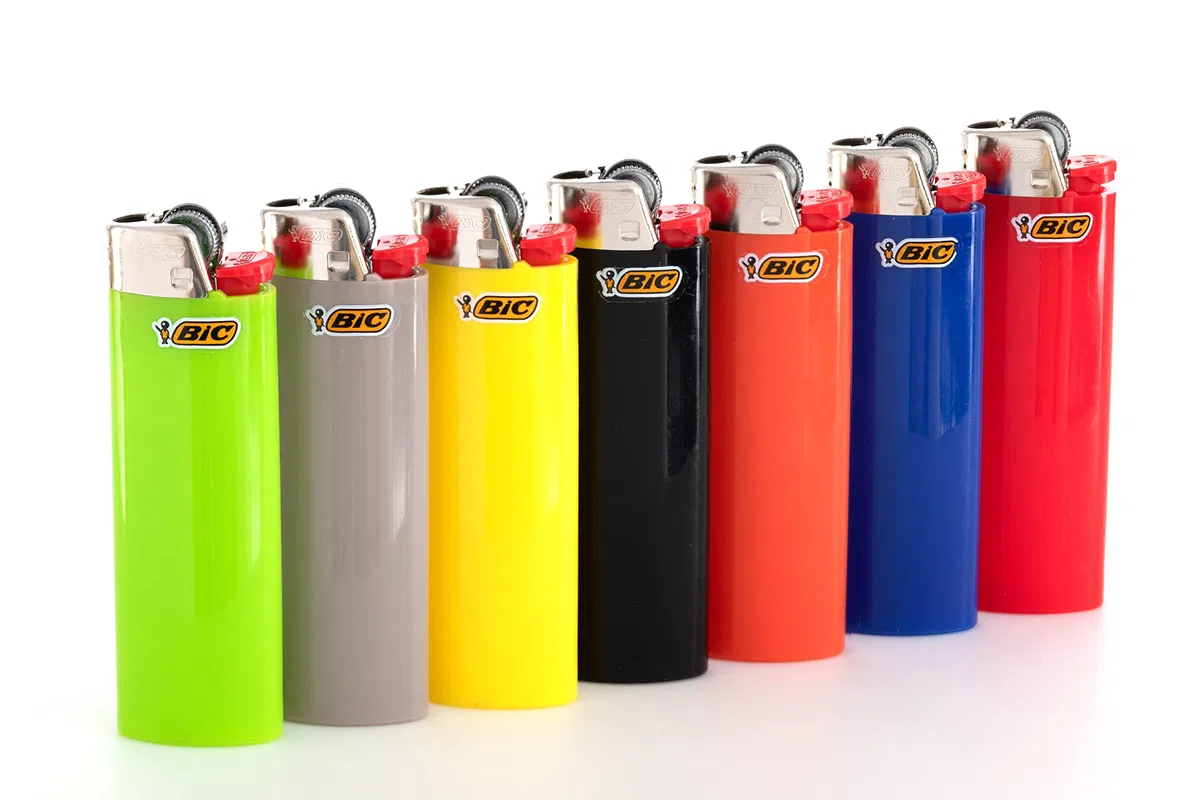 Lot de 100 briquets maxi roue à friction neutres avec pierre d'allumage (BIC Maxi J26) – 2 x 50 cubes