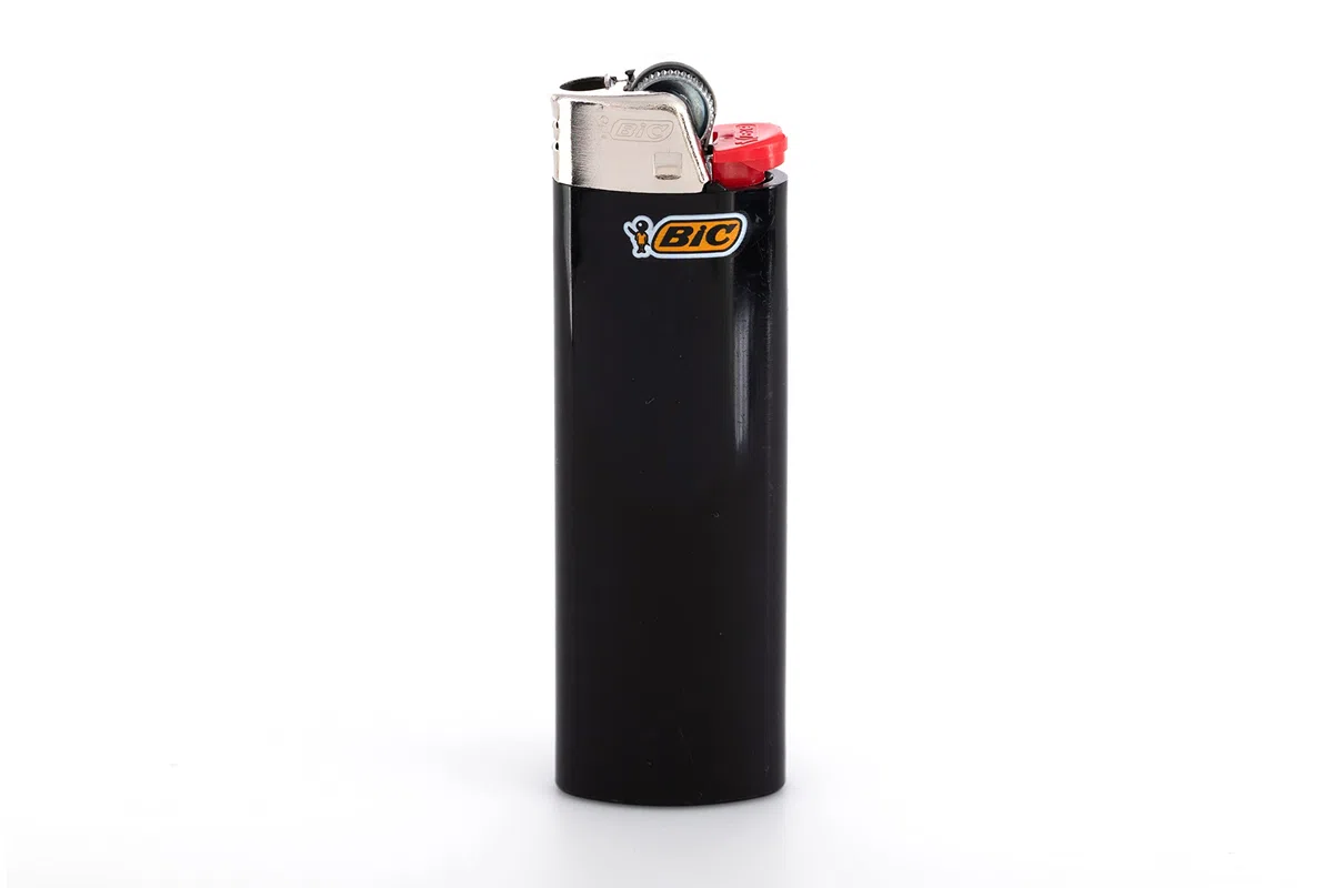 Lot de 100 briquets maxi roue à friction neutres avec pierre d'allumage (BIC Maxi J26) – 2 x 50 cubes